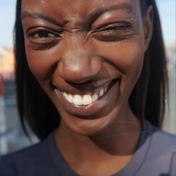 Glossier Deep 5 Stretch Fluid Foundation - Picture 4 of 4